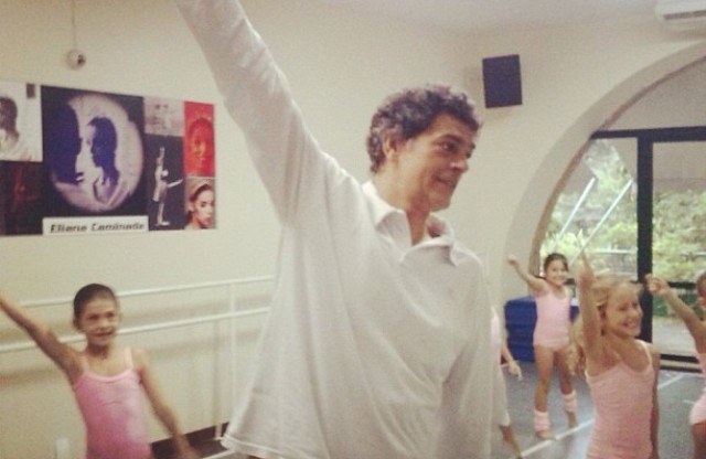 Paizão! Eduardo Moscovis participa da aula de balé da filha