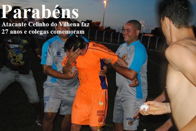 Jogador do Vilhena faz aniversário e ganha “bolo” dos colegas no final do treino