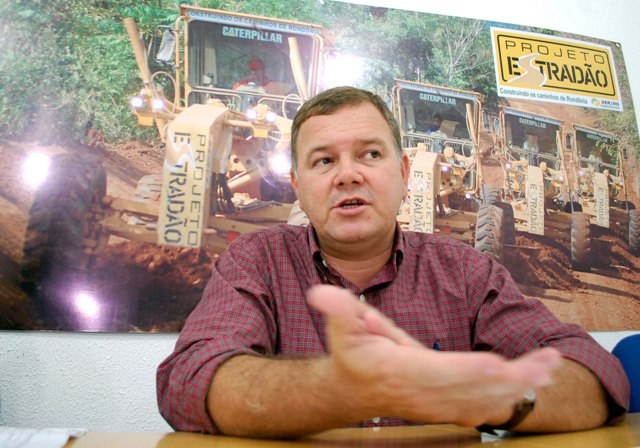 Diretor do DER “zoa” prefeito de Vilhena em todo o Estado durante entrevista