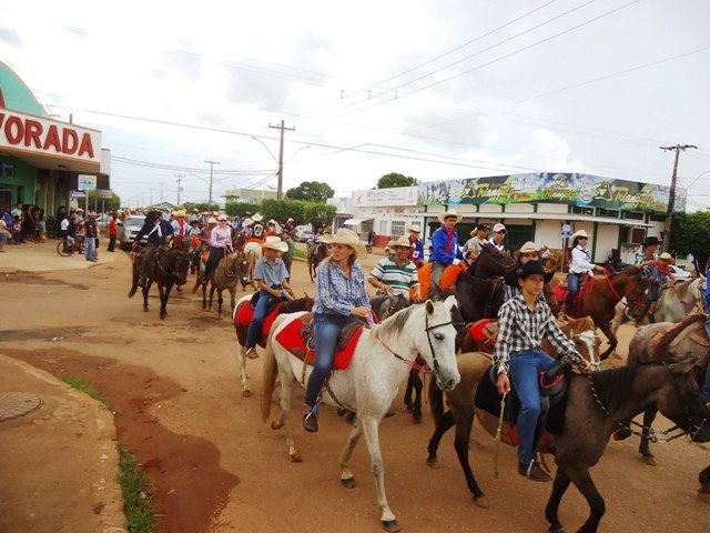 Cavalgada sem bebedeira marca abertura de Exposição Agropecuária em Cerejeiras