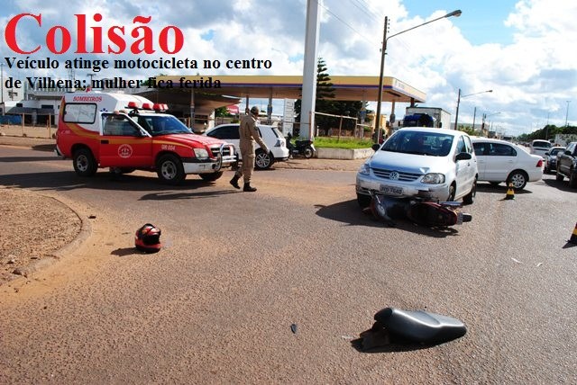 Mulher é atingida por veículo no centro de Vilhena; moto ficou sob o carro
