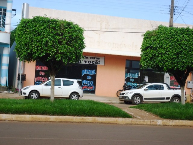 Em Cerejeiras, loja de eletroeletrônicos fecha as portas e dono culpa a internet