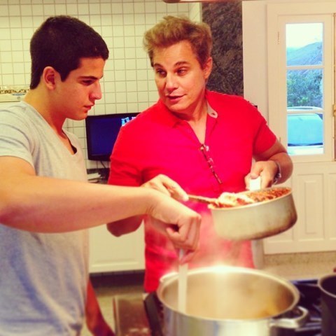 Edson Celulari cozinha comidinhas orgânicas ao lado do filho, Enzo (1)