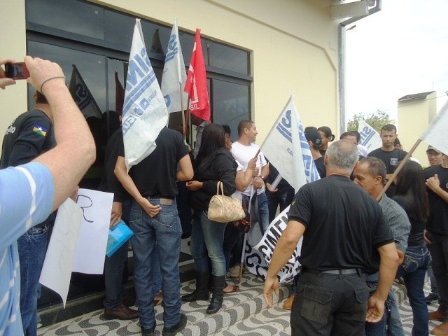 Manifestantes cantam para governador em Colorado: “Confúcio, cadê você?”