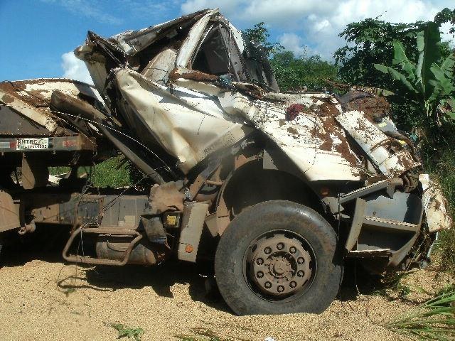 Caminhoneiro de Vilhena escapa quase ileso de grave acidente na BR 364 em Jaru