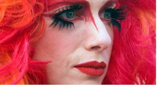Letícia Spiller posa vestida de drag queen