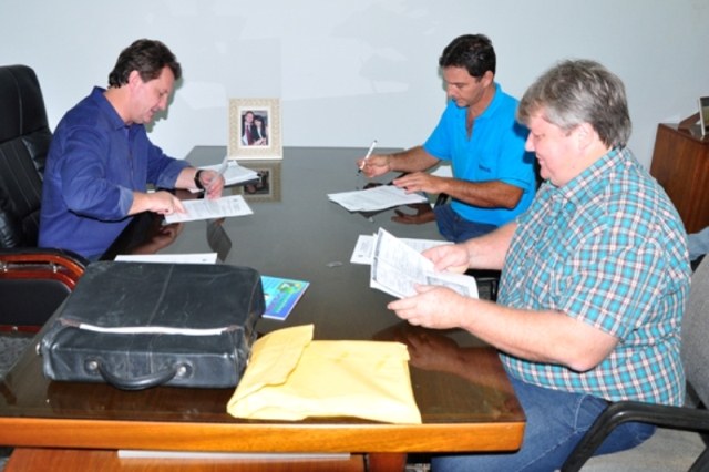 Vilhena: prefeito assina termo de permissão e vans escolares serão fiscalizadas 