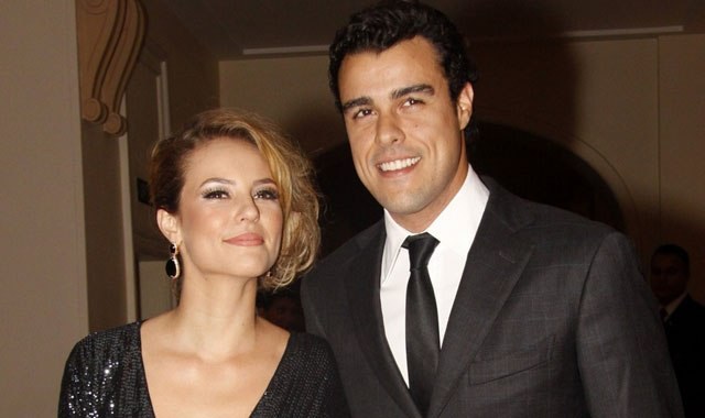 Joaquim Lopes conta que evita ver cenas quentes de Paolla Oliveira em novela