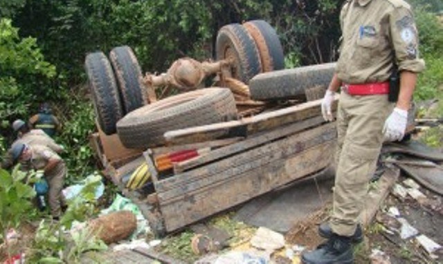 Urgente! Caminhão tomba em estrada rural; pode haver vítimas entre ferragens
