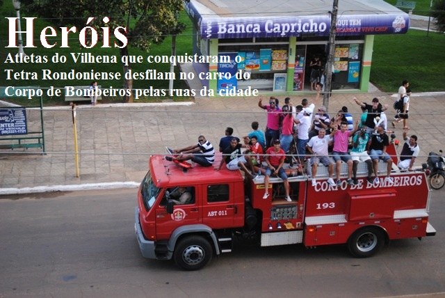 Jogadores e comissão técnica do Vilhena desfilam em carro aberto