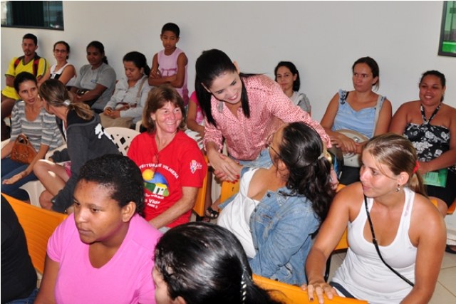 Primeira-dama agiliza procedimentos para que famílias sorteadas recebam casas 