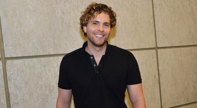 Thiago Fragoso conta sobre experiência de depilar o corpo para personagem