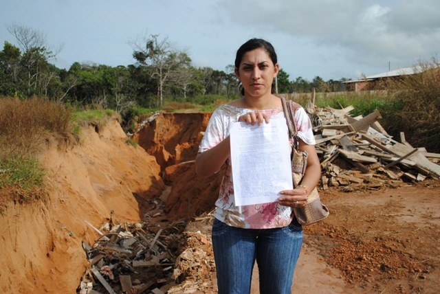 Moradores próximos de cratera que ameaça engolir casa de idoso se mobilizam