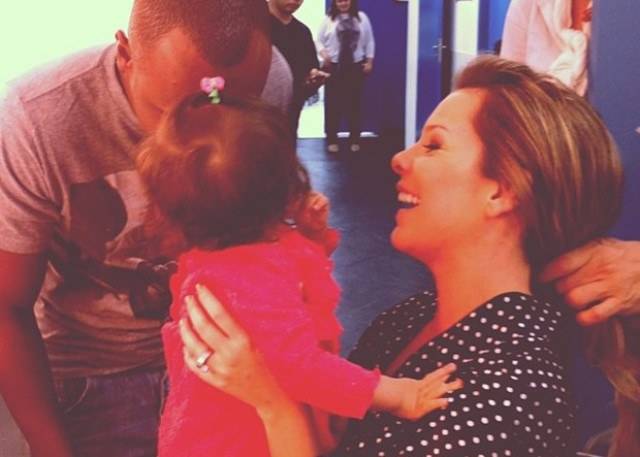 Treinando? Fernanda Souza brinca com bebê ao lado de Thiaguinho