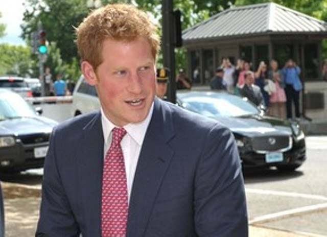 Soldado revela que príncipe Harry o defendeu de homofobia, diz site