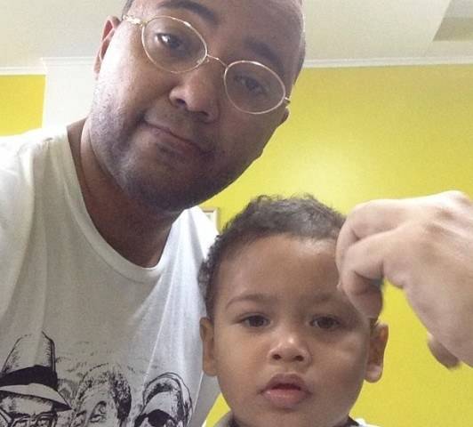 Dudu Nobre leva filho ao barbeiro: