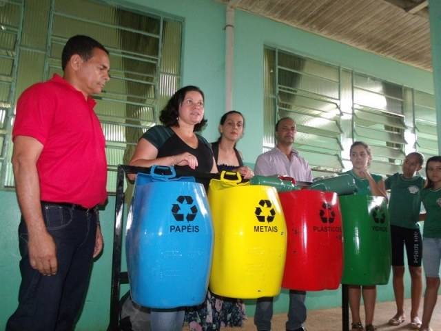 Vereador pede e empresário doa lixeiras para coleta seletiva em escola municipal