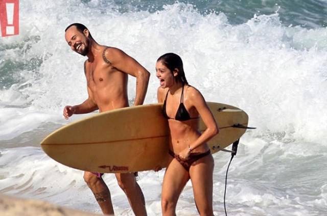 Thaila Ayala assiste Paulinho Vilhena ensinar Sophie Charlotte a surfar