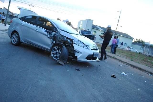 Motorista bate em picape estacionada na Avenida Capitão Castro