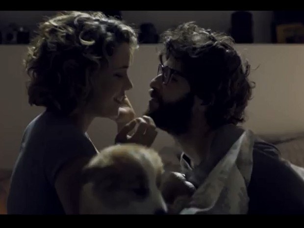 Bruno Gagliasso e Leandra Leal imitam cachorro e se beijam em cena