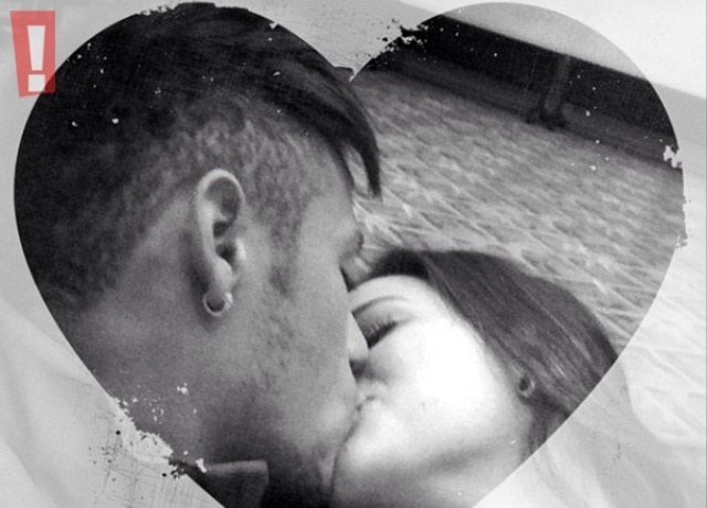  Enfim, Neymar e Bruna Marquezine aparecem se beijando