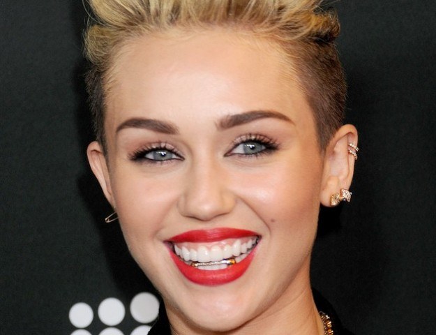 Rapper? Miley Cyrus usa acessório dourado nos dentes