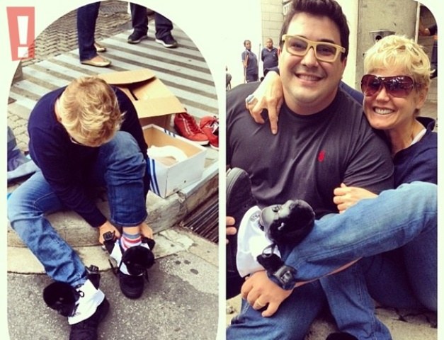 André Marques dá tênis de presente para Xuxa