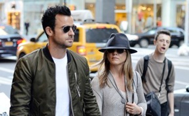  Jennifer Aniston e Justin Theroux adotam nudismo em casa