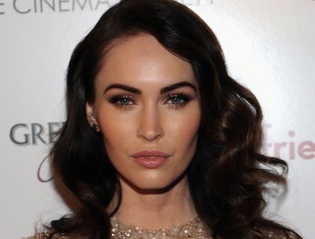 Megan Fox surta em salão após quase ficar careca