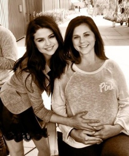 Mãe de Selena Gomez dá à luz uma menina