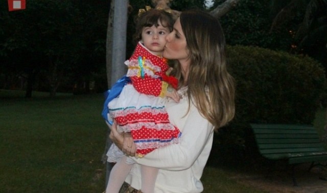 Fernanda Pontes posa com a filha vestida de caipira em festa junina