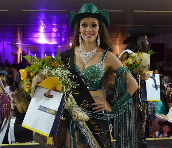 Tatiane Piovezan é a nova Rainha da Expovil