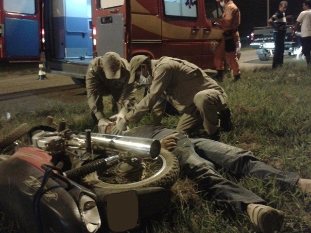 Motociclista com sinais de embriaguez sofre queda e é socorrido pelos Bombeiros