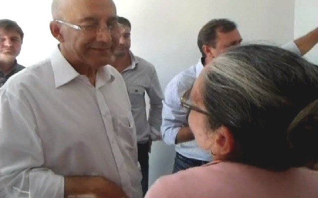Merendeira chora ao questionar Confúcio em Vilhena: “O sr. vive com 700 reais?”