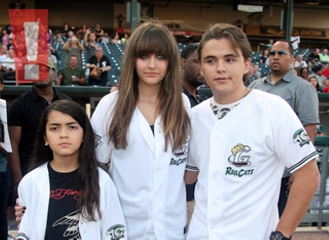 Paris Jackson e Prince não são irmãos por parte de pai, diz site