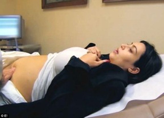Bebê de Kim Kardashian nasceu com menos de 2,5kg, diz site