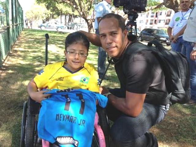 Cadeirante, menina rondoniense de 8 anos tenta realizar um sonho: ver Neymar 