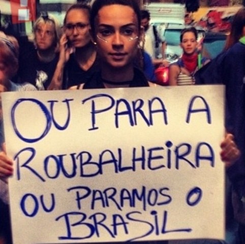 Thaila Ayala e Fernanda Paes Leme participam de protestos no Rio e em São Paulo