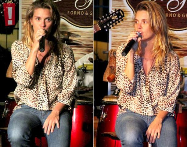 Carolina Dieckmann canta e dança em evento do Rio de Janeiro