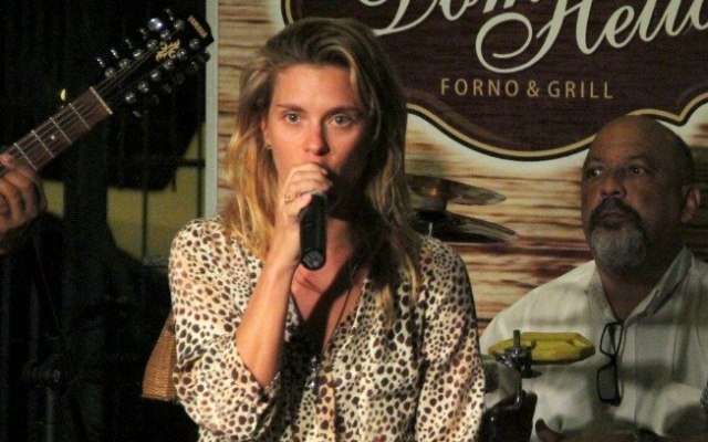 Carolina Dieckmann se arrisca no microfone, canta e dança em noite carioca
