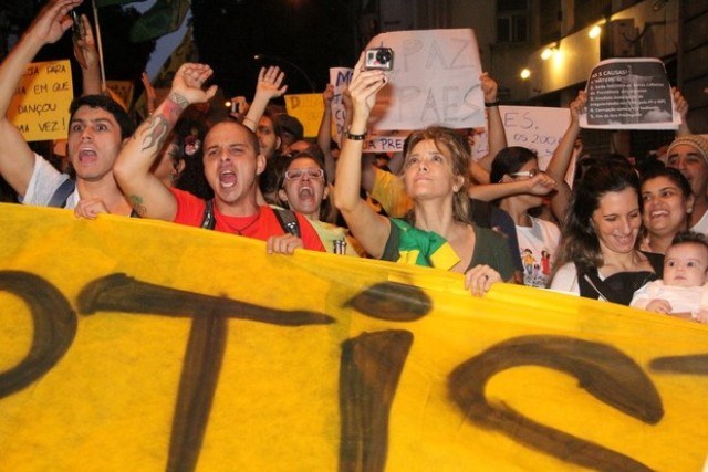 Famosos participam de novos protestos em todo Brasil