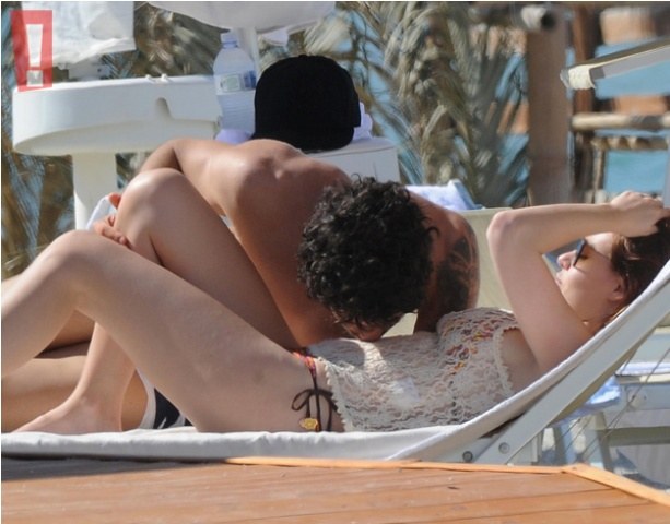 Alexandre Pato beija barriga de Barbara Berlusconi em dia romântico na Itália