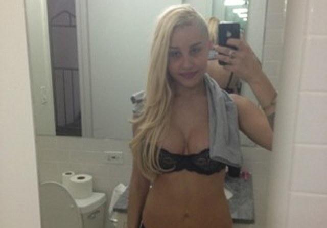 Amanda Bynes diz que retirou o silicone dos seios