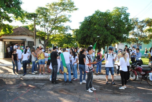 Centenas de jovens já estão reunidos na Praça
