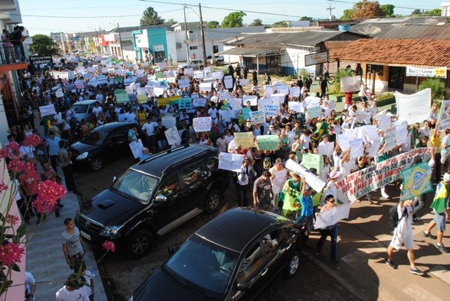 Protesto segue pelo centro de Vilhena sem nenhum incidente até o momento
