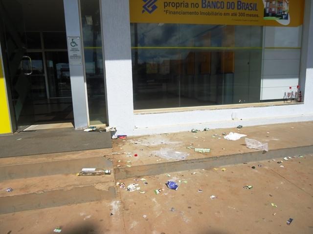 Baderneiros de Cerejeiras provocam caos em praça após noitada de “curtição”