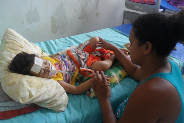 Pai que atingiu filha com tiro se apresenta na DPC; garota de 3 anos passa bem