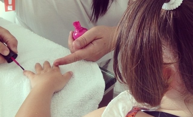 Carol Celico registra a primeira ida da filha na manicure