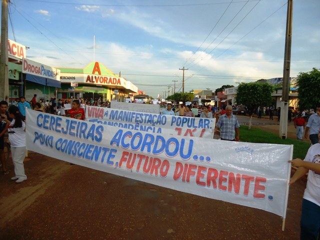 Cerejeiras: comércio adere a protesto; nenhum político participa da manifestação