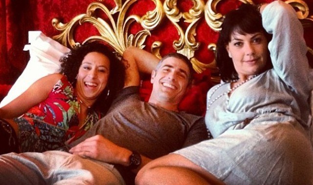 Gianecchini posa na cama com atrizes em bastidores de filmagens
